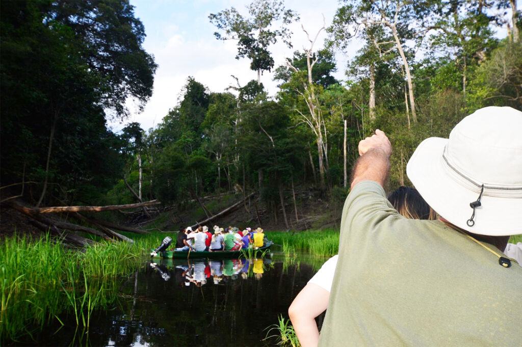 amazon senses expedition tourists during the canoe trip